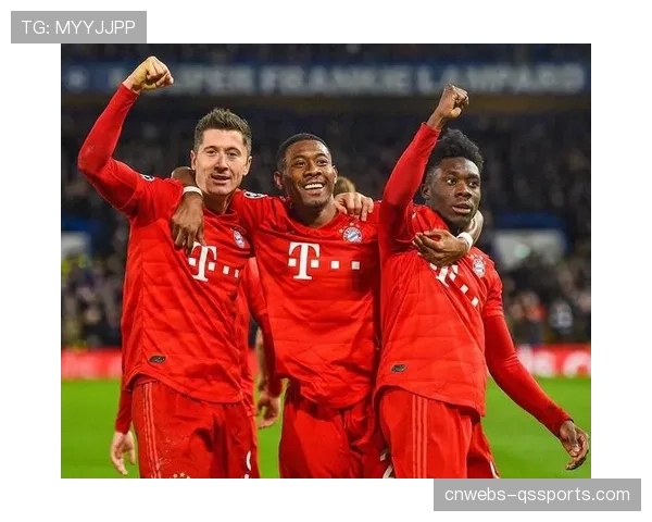 拜仁防线常年驻扎在中线附近，进攻时阵型变为2-4-4